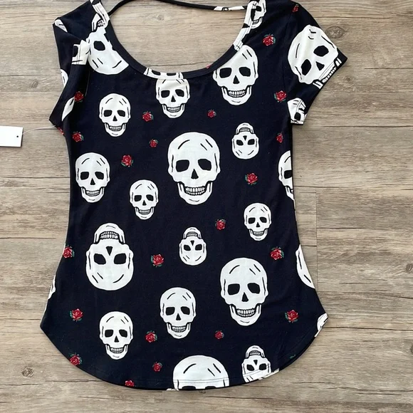 Skull & Roses Fitted tee NWT - Picture 3 of 5